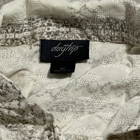 Daytrip Lace-Up V-Neck Peasant Top in Cream - Picture 4 of 4